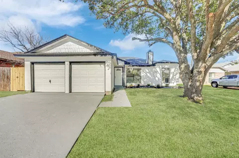 615 Red Coat Ln, Arlington, TX 76002