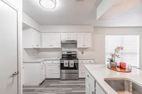 Kitchen - 1313 Oakbluff Dr, Lancaster, TX 75146 photo 3 of 4