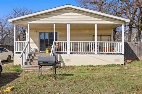 204 S Wickham St, Alvord, TX 76225