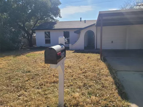 9029 Glenn Dr, White Settlement, TX 76108