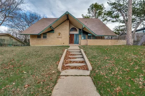 1905 Huntington Dr, Grand Prairie, TX 75051