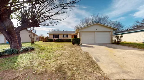 3220 Centennial Rd, Forest Hill, TX 76119