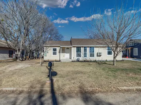 807 Adkins St, Bowie, TX 76230
