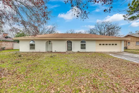 6916 Rebel Rd, Forest Hill, TX 76140