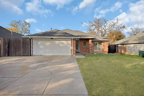 825 Meadowdale Rd, Arlington, TX 76017
