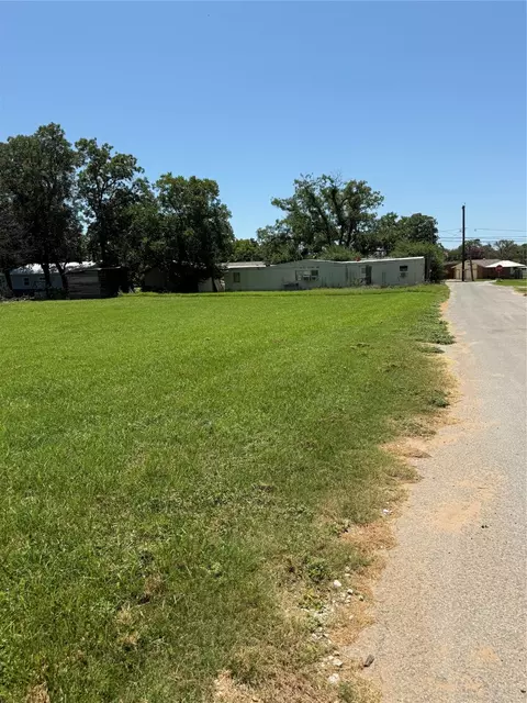 601 E Walcott Ave, Comanche, TX 76442 photo 3