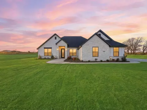 2005 Forest Bridge Dr, Azle, TX 76020