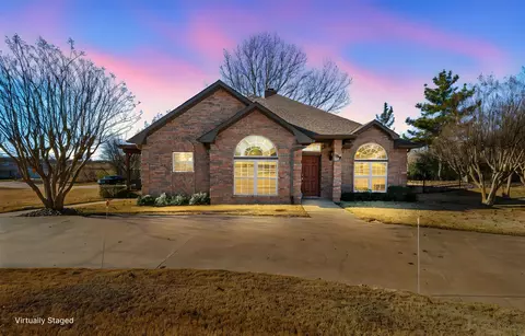 100 San Chez Dr, Lake Kiowa, TX 76240