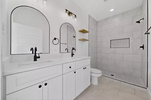 Bath - 616 E Shepherd St, Denison, TX 75021 photo 3 of 4