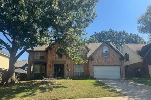 1048 W Winding Creek Dr, Grapevine, TX 76051