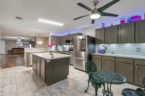 910 Anvil Creek Dr, Arlington, TX 76001