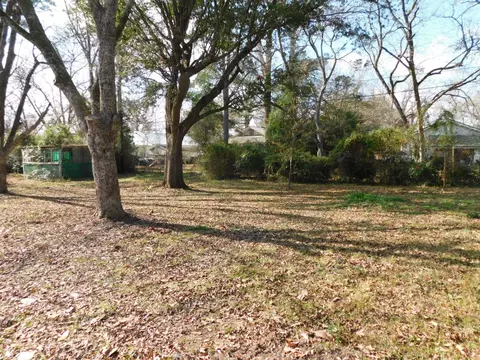 Exterior - 204 NW 3rd St, Springhill, LA 71075 photo 5 of 8