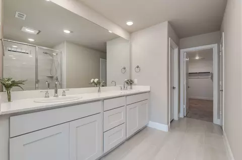 Bath - 801 Cassandra Ct, Euless, TX 76040 photo 4 of 5