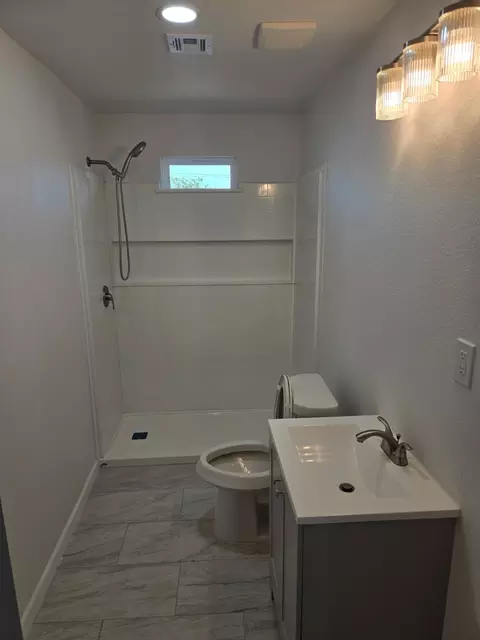 Bath - 2110 N 06th St, Waco, TX 76708 photo 4 of 4
