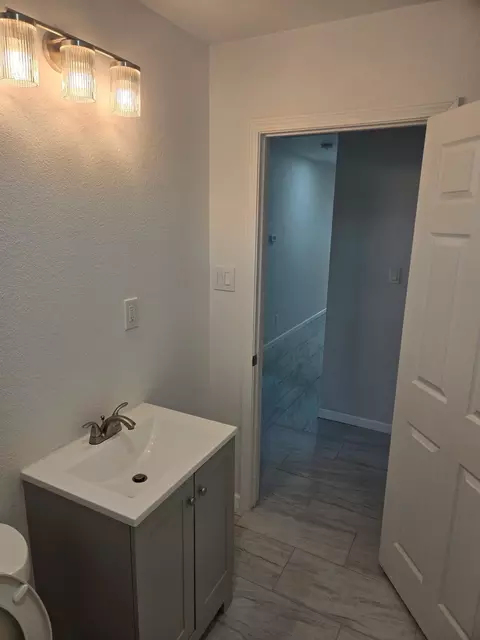 Bath - 2110 N 06th St, Waco, TX 76708 photo 2 of 4
