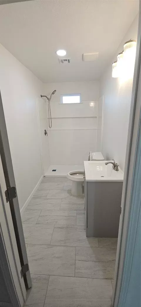 Bath - 2110 N 06th St, Waco, TX 76708 photo 3 of 4