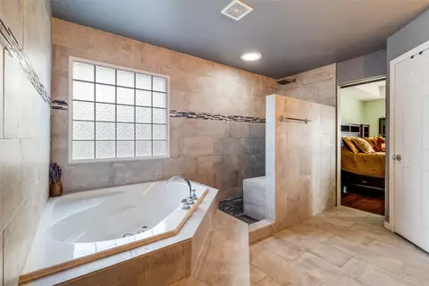 Bath - 1802 Benedict Ct, Rowlett, TX 75088 photo 3 of 4