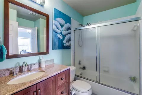 Bath - 1802 Benedict Ct, Rowlett, TX 75088 photo 4 of 4