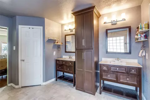 Bath - 1802 Benedict Ct, Rowlett, TX 75088 photo 2 of 4