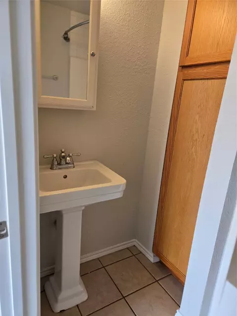 Bath - 604 E South St, Itasca, TX 76055 photo 1 of 6