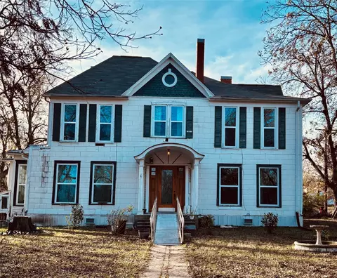 725 W 10th St, Bonham, TX 75418