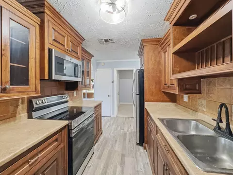 Kitchen - 602 N Ector Dr, Euless, TX 76039 photo 4 of 4