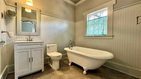 Bath - 218 Elm Dr, Terrell, TX 75160 photo 1 of 3