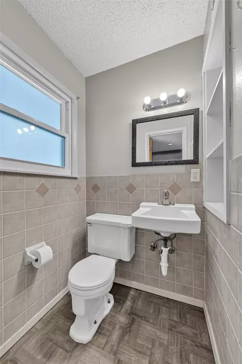 Bath - 312 Ellen Ave, Hurst, TX 76053 photo 2 of 2
