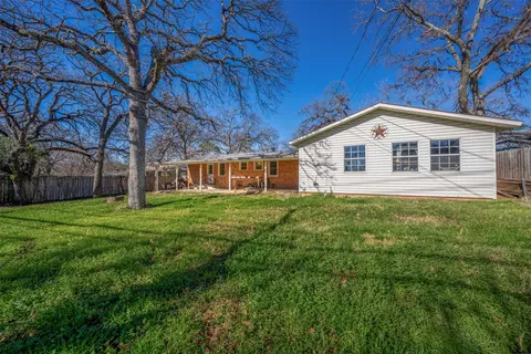 Exterior - 312 Ellen Ave, Hurst, TX 76053 photo 5 of 6