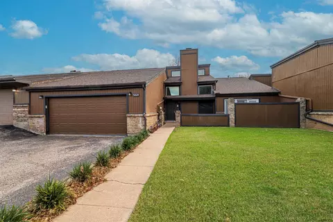 5624 Oak View Dr, Fort Worth, TX 76112