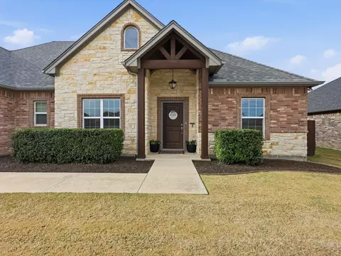810 Chestnut Grove Dr, Cleburne, TX 76033
