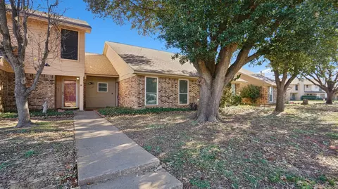 25 Gittiban Pl, Pantego, TX 76013