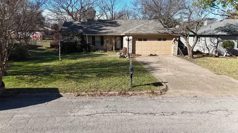 1605 Woodside Ln E, Cleburne, TX 76033