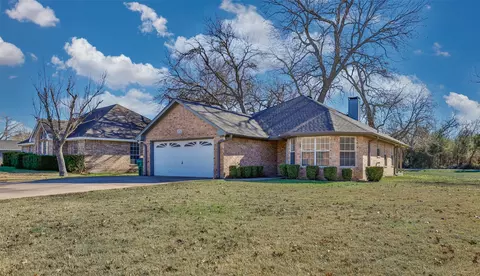 1714 Windsor Dr, Gainesville, TX 76240