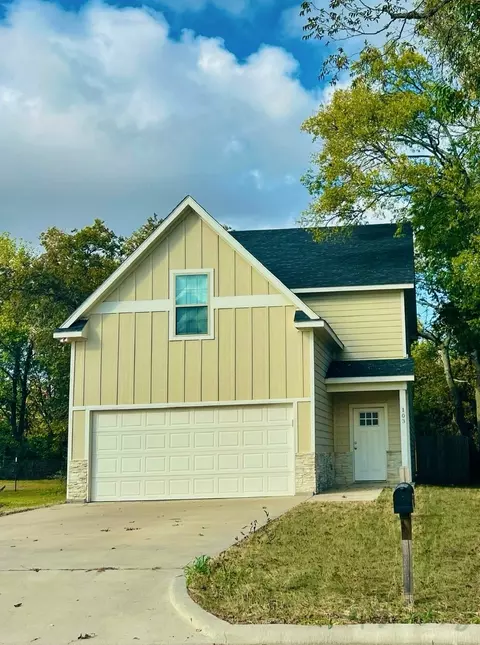 103 E 15th St, Bonham, TX 75418