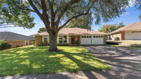 476 Meadowhill Dr, Benbrook, TX 76126