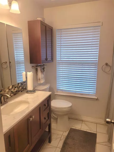 Bath - 921 Brookhaven Dr, Lancaster, TX 75134 photo 1 of 7