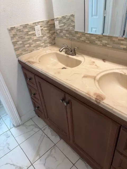 Bath - 921 Brookhaven Dr, Lancaster, TX 75134 photo 5 of 7