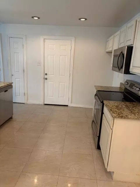 Kitchen - 921 Brookhaven Dr, Lancaster, TX 75134 photo 2 of 3