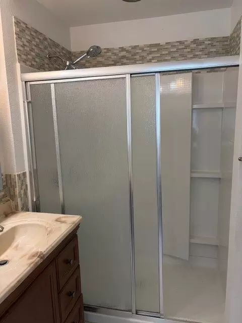 Bath - 921 Brookhaven Dr, Lancaster, TX 75134 photo 4 of 7