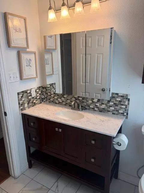 Bath - 921 Brookhaven Dr, Lancaster, TX 75134 photo 3 of 7