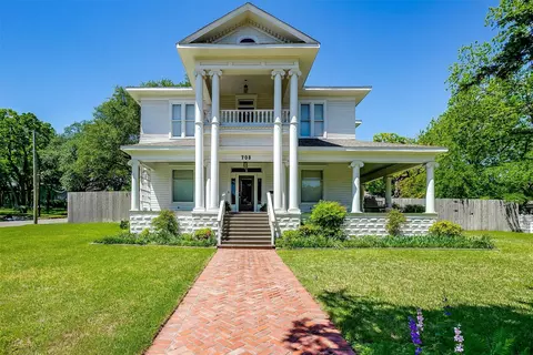 708 S Waco St, Weatherford, TX 76086