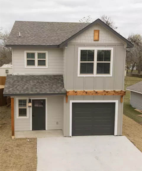 907 E 10th St, Bonham, TX 75418