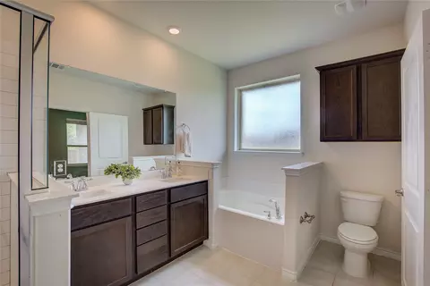 Bath - 2703 Sayers Way, Forney, TX 75126 photo 2 of 4