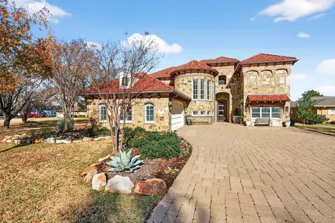 600 Kiowa Dr E, Lake Kiowa, TX 76240