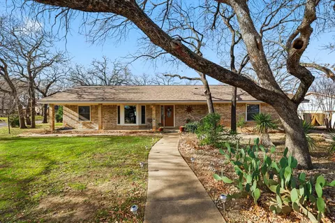 2825 Winterhaven Dr, Hurst, TX 76054