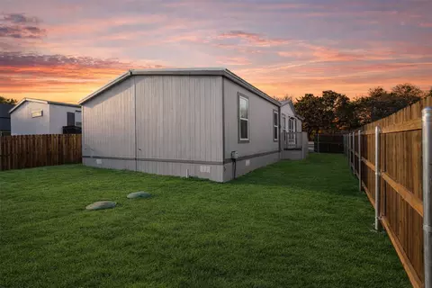 915 Arkansas River Dr, Granbury, TX 76048