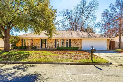 2100 Friar Tuck Dr, Arlington, TX 76013