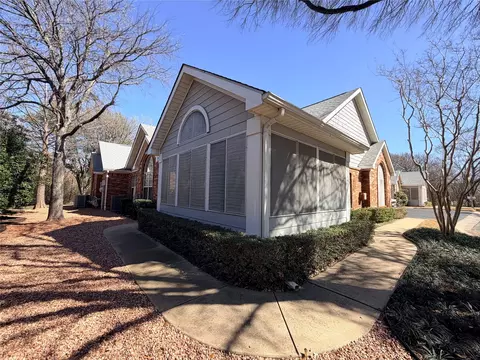 1023 Bridges Dr, Arlington, TX 76012