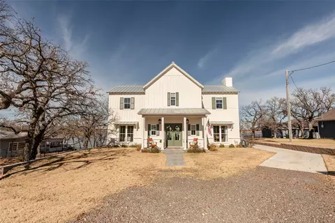 1061 Tradewinds Rd, Nocona, TX 76255